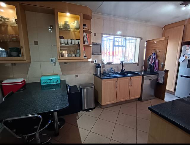 4 BEDROOM FREEHOLD FOR SALE IN BRACKENDOWNS